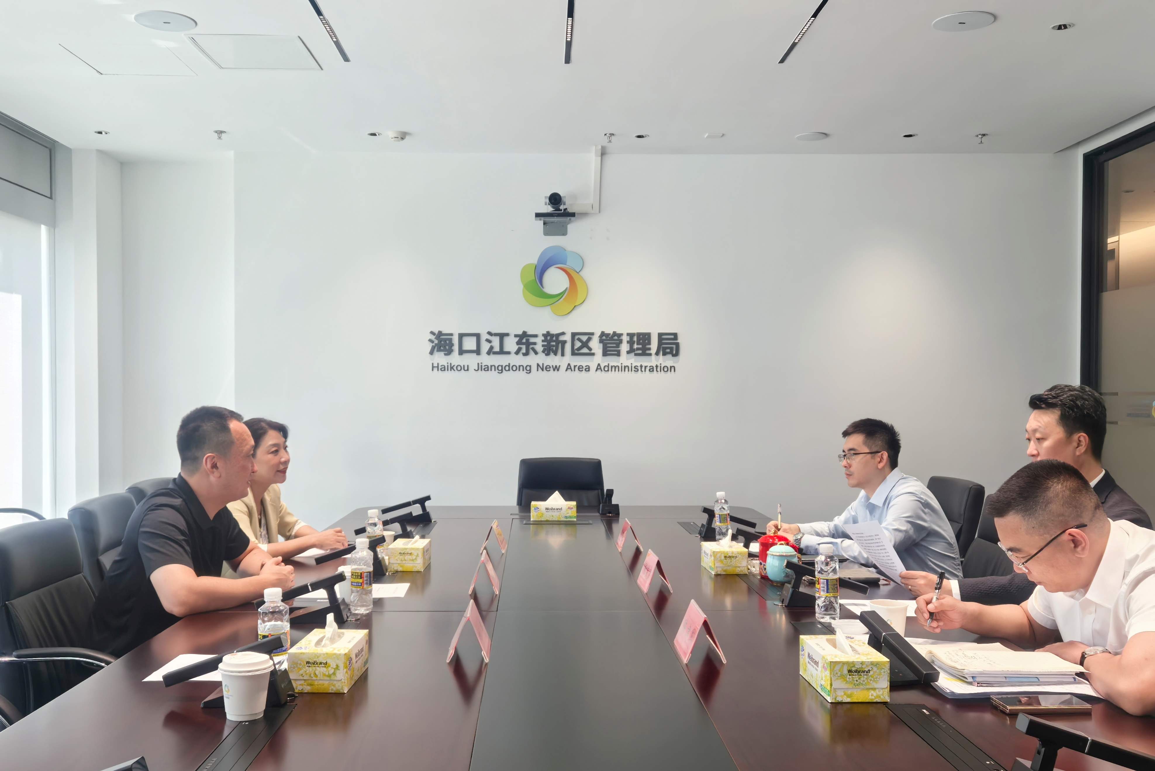 7月10日，供銷(xiāo)大集與?？诮瓥|新區管理局舉行座談.jpg