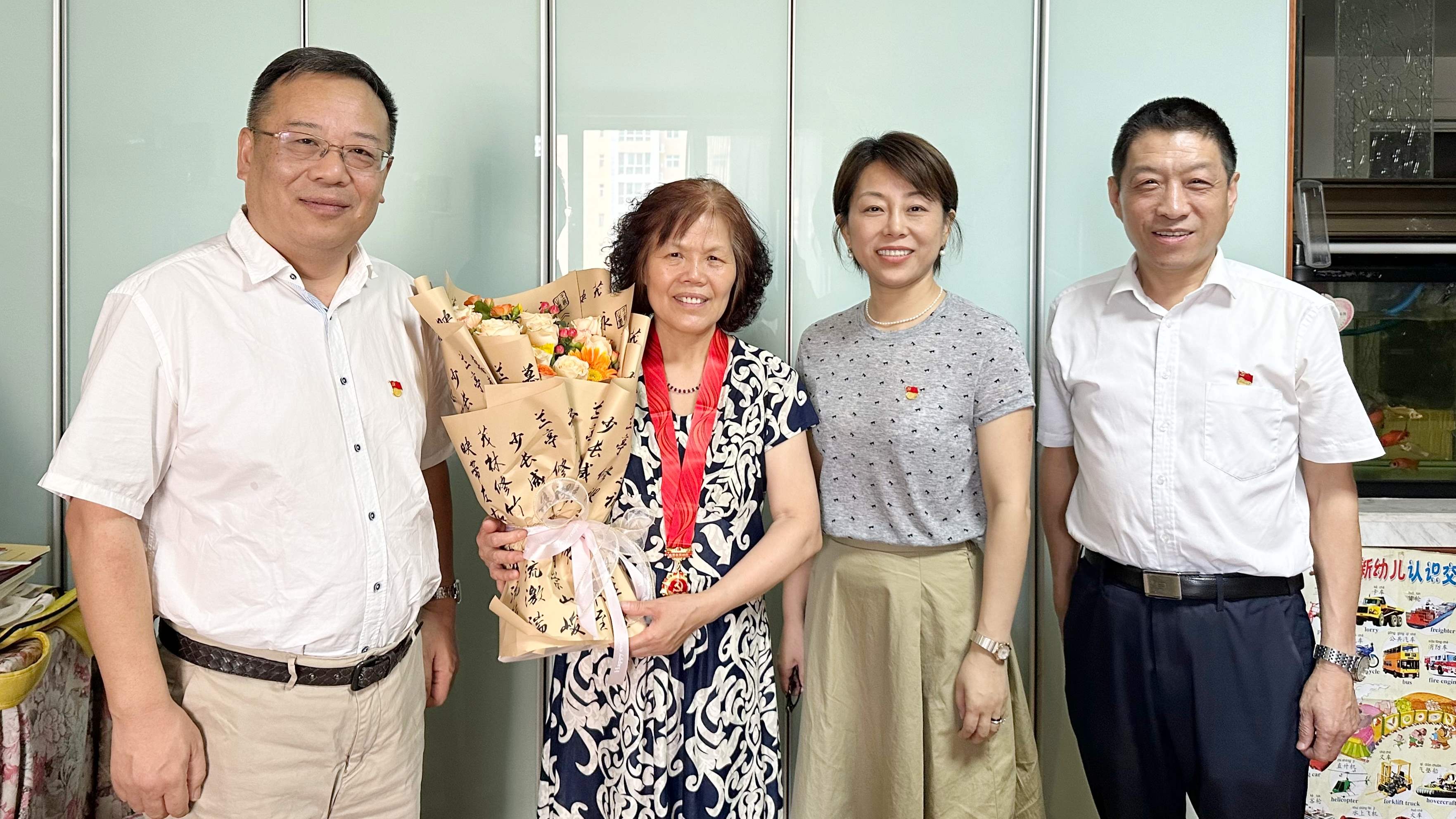 7月，杜璟與單鋒安為老黨員頒發(fā)在黨50年紀念章.jpg